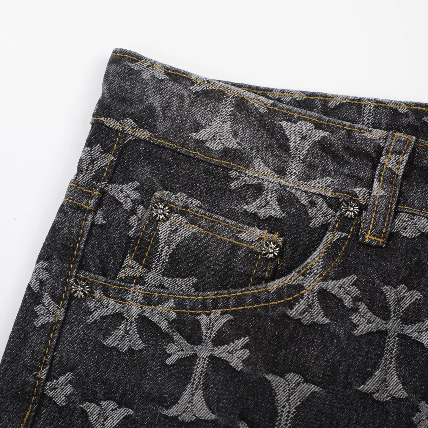 P220 [Black] Chrome Hearts｜Chrome Hearts CH all-over jacquard bootcut jeans - the same style as those of Internet celebrities. Cross-printed jeans, with unique cross design elements and all-over printing, full of design. It is made of 100% denim cotton fabric with heavy coarse yarn count, which ensures a stiff and tough silhouette while being soft, comfortable and breathable. The lapel is designed with silver buttons and is full of texture.  The classic dark yellow cross logo is all over the pants. They are generous and full of personality without being exaggerated. They are perfect for spring and summer!    Custom hardware! Same style for couples!  The three standards are complete, and the non-market version of the same style for men and women is free to compare and the quality is absolutely guaranteed. Size: 28/30/32/34/36 (s-xxl) Waist: 72/77/82/87/92 Knee: 55/56.5/58/59.5/61 Pants length: 103.5/110.5/107.5/109.5/111.5